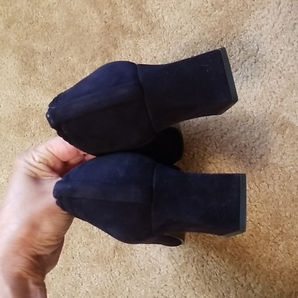 Stuart Weitzman Suede Heels - Picture 4 of 13
